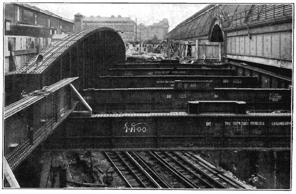 7C-008_Fig 03_Hammersmith and City Line Deck Under Construction showing Hog Back Grinder